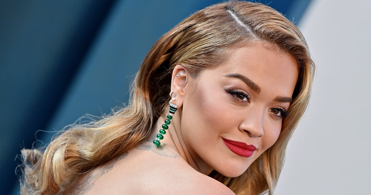Le rouge à lèvres bleu de Rita Ora à la Fashion Week de Paris