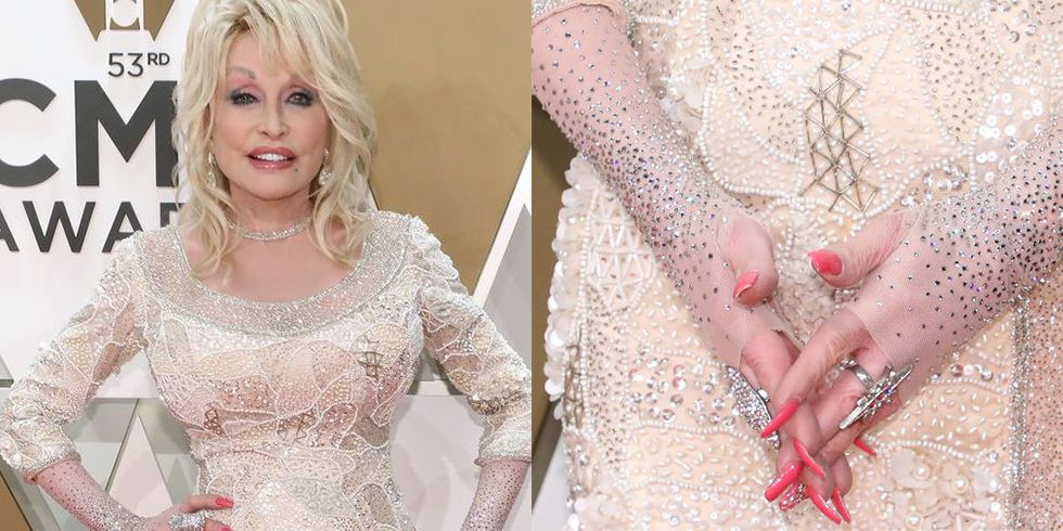 Pourquoi Dolly Parton porte-t-elle des gants sans doigts et se couvre-t-elle les mains ?