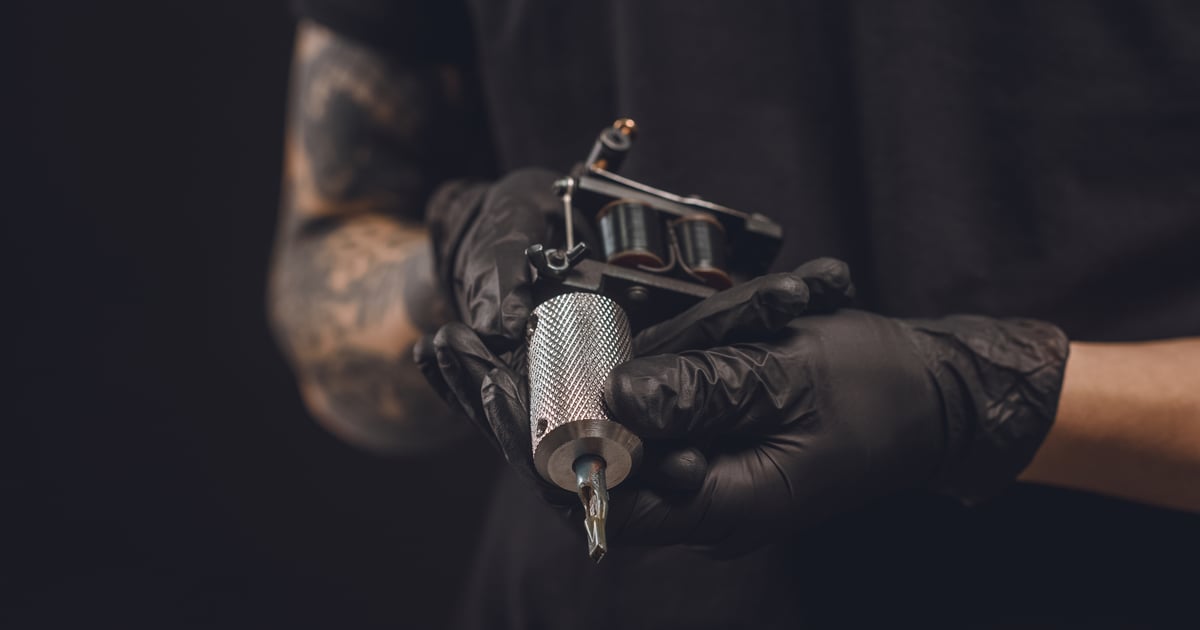 Tatouages ​​occultants : coût, douleur, suppression, controverse, etc.