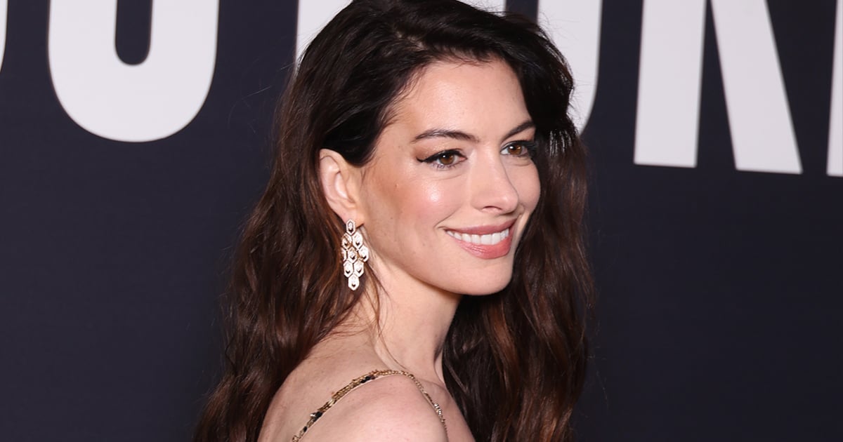 Anne Hathaway porte une minirobe à sequins |  Semaine de la mode parisienne