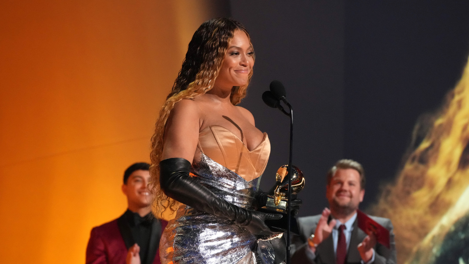 Beyoncé Grammys Look 2023 : la chanteuse a porté l'argent pour remporter l'or