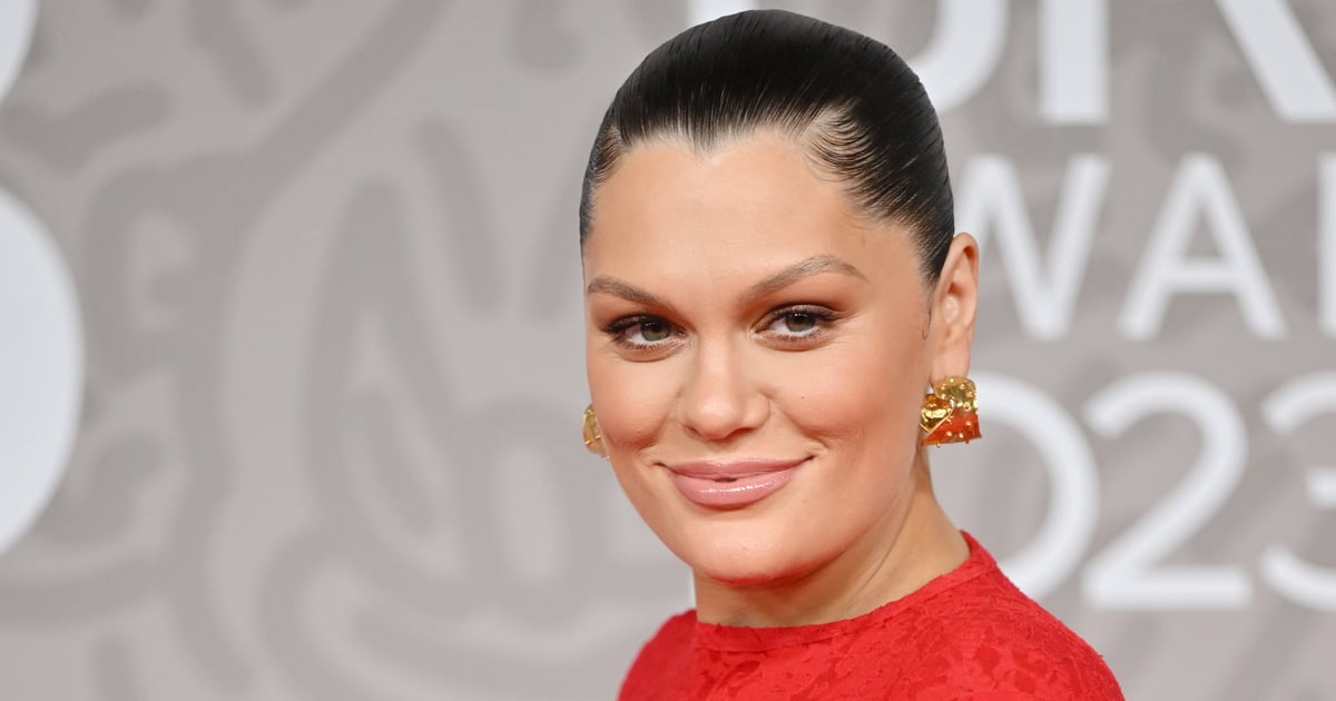Jessie J montre Baby Bump aux Brits 2023
