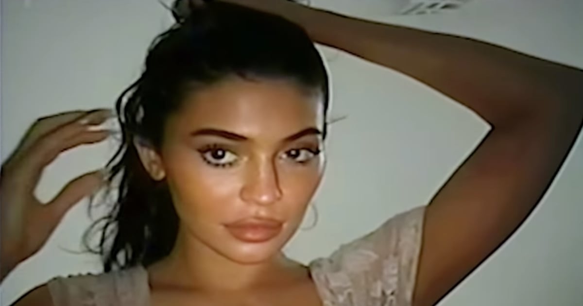 Kylie Jenner porte une robe blanche transparente pour taquiner le mascara