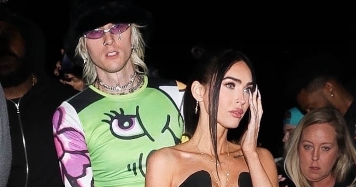 Le corset et le jean noirs découpés de Megan Fox à la fête de Drake