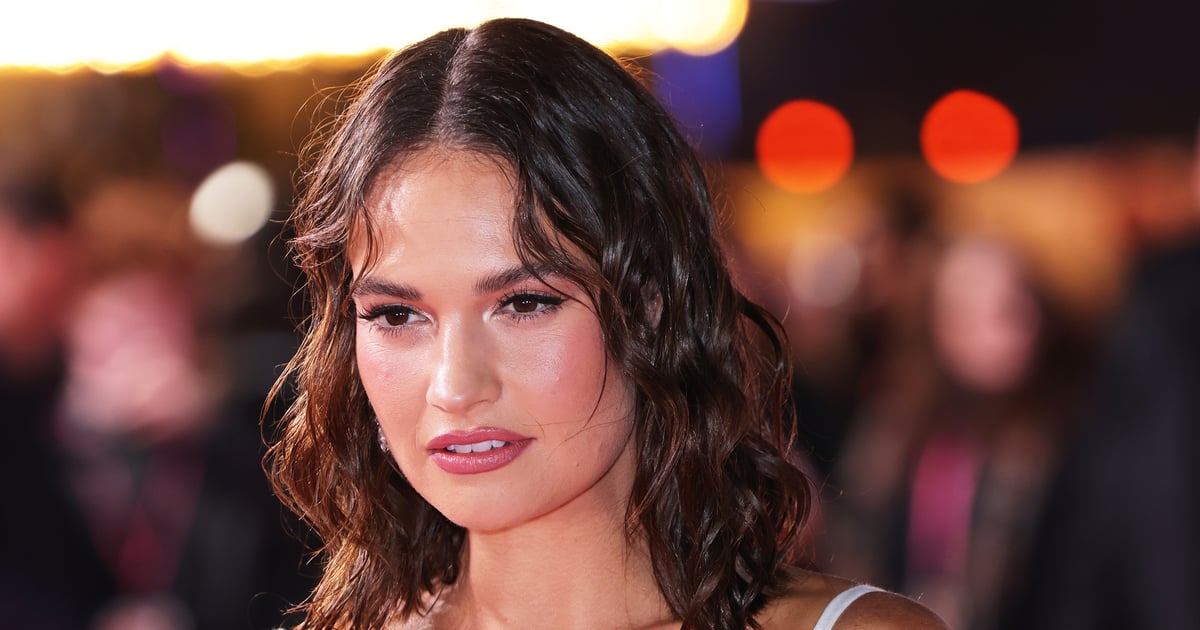 Lily James séduit par sa robe verte Miu Miu et ses cheveux mouillés