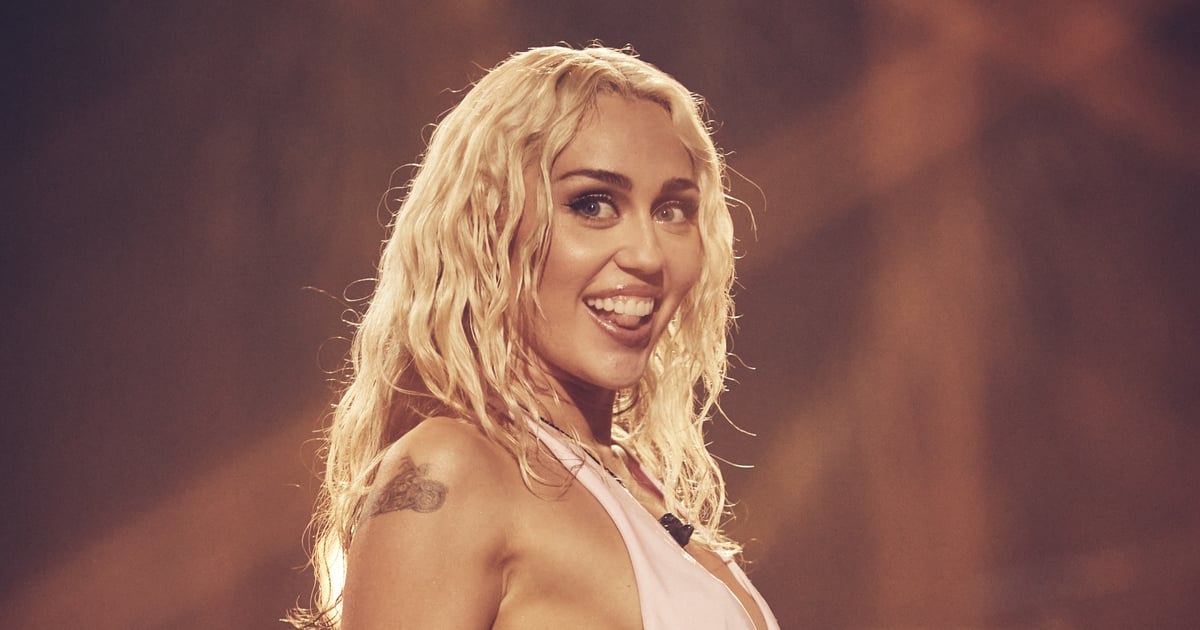 Miley Cyrus porte un bikini bandeau rouge pour promouvoir son nouvel album