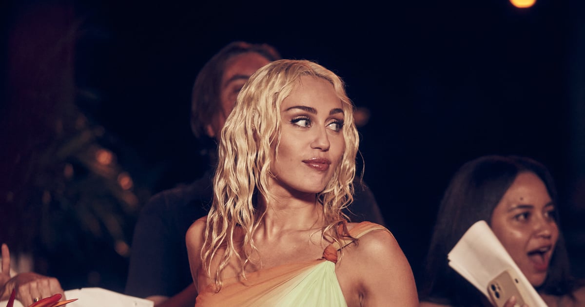 Miley Cyrus porte une minirobe noire plongeante