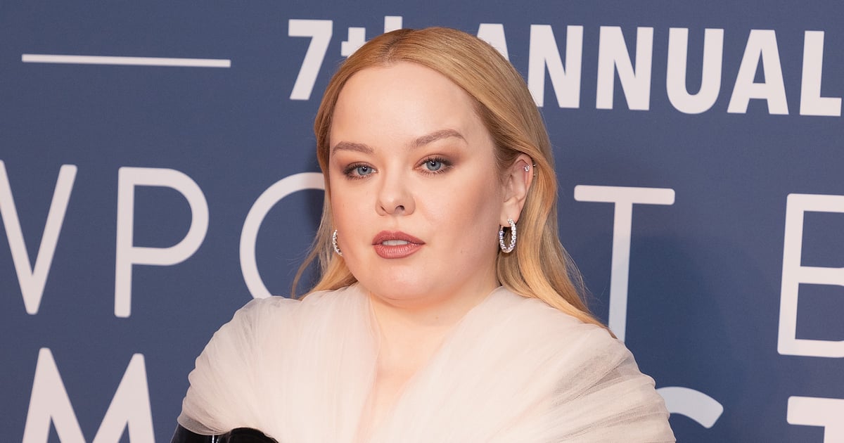 Nicola Coughlan étourdit dans une robe en latex de Christopher Kane