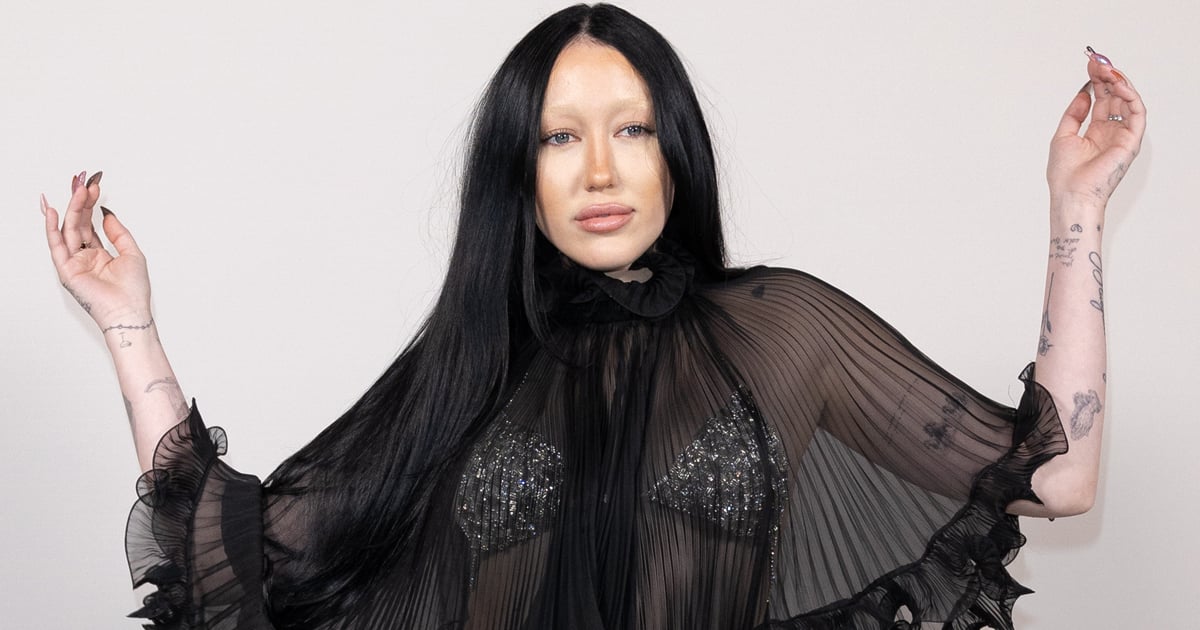 Noah Cyrus Bikini à sequins à la Fashion Week de Paris |  Photos