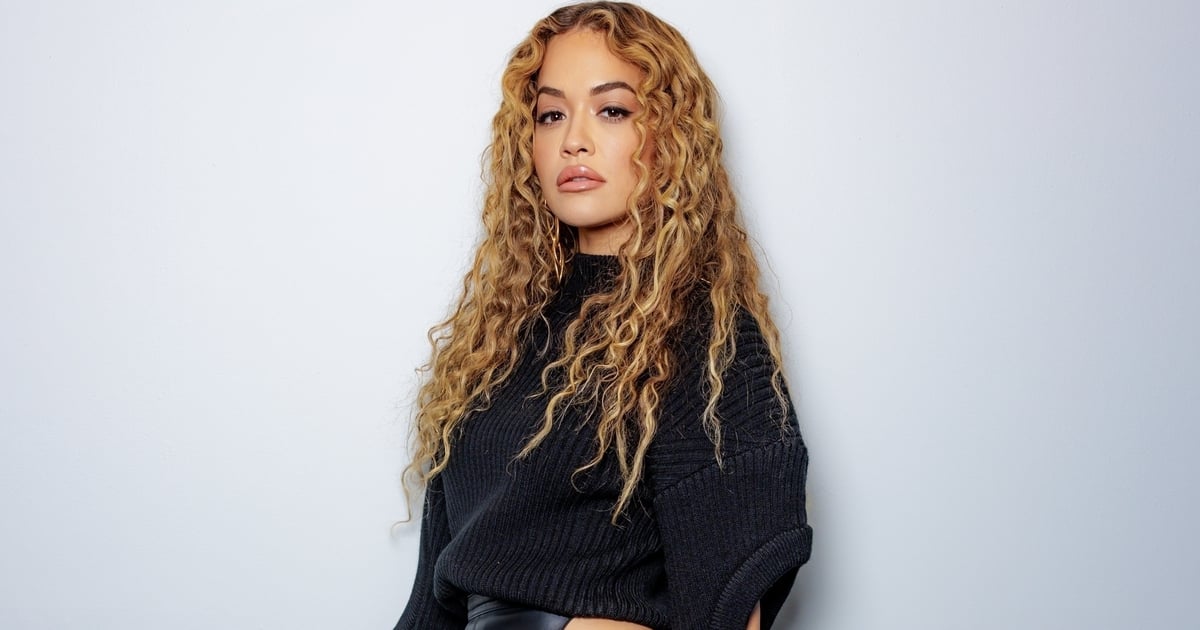 Rita Ora porte une jupe et un pull en cuir découpé noir