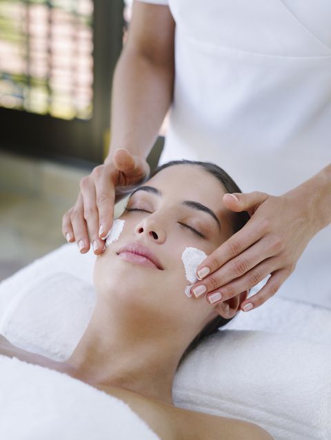 femme recevant un soin du visage