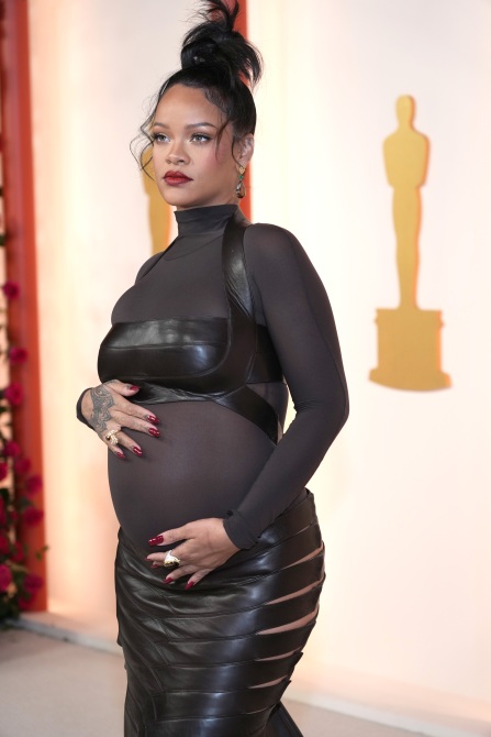 STYLECASTER |  Look du tapis rouge des Oscars 2023 de Rihanna 