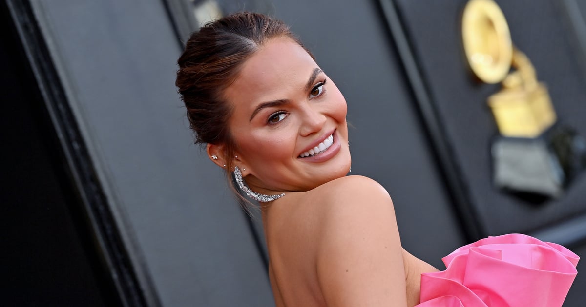 Chrissy Teigen révèle sa couleur de cheveux roux auburn sur Instagram