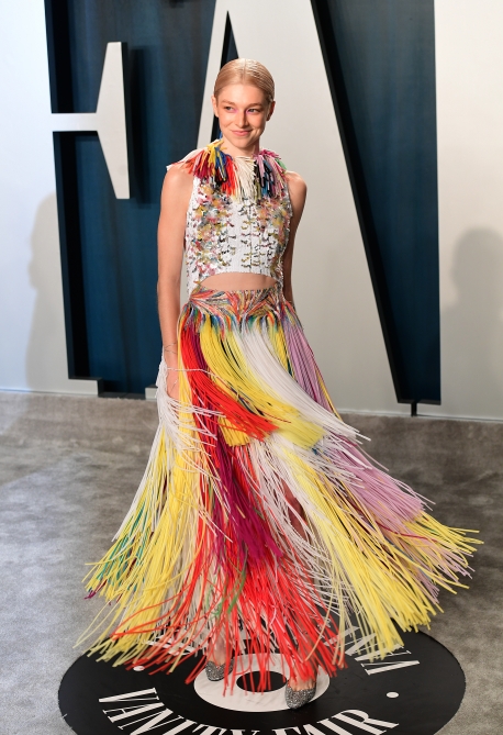 STYLECASTER |  Haut à plumes Hunter Schafer 