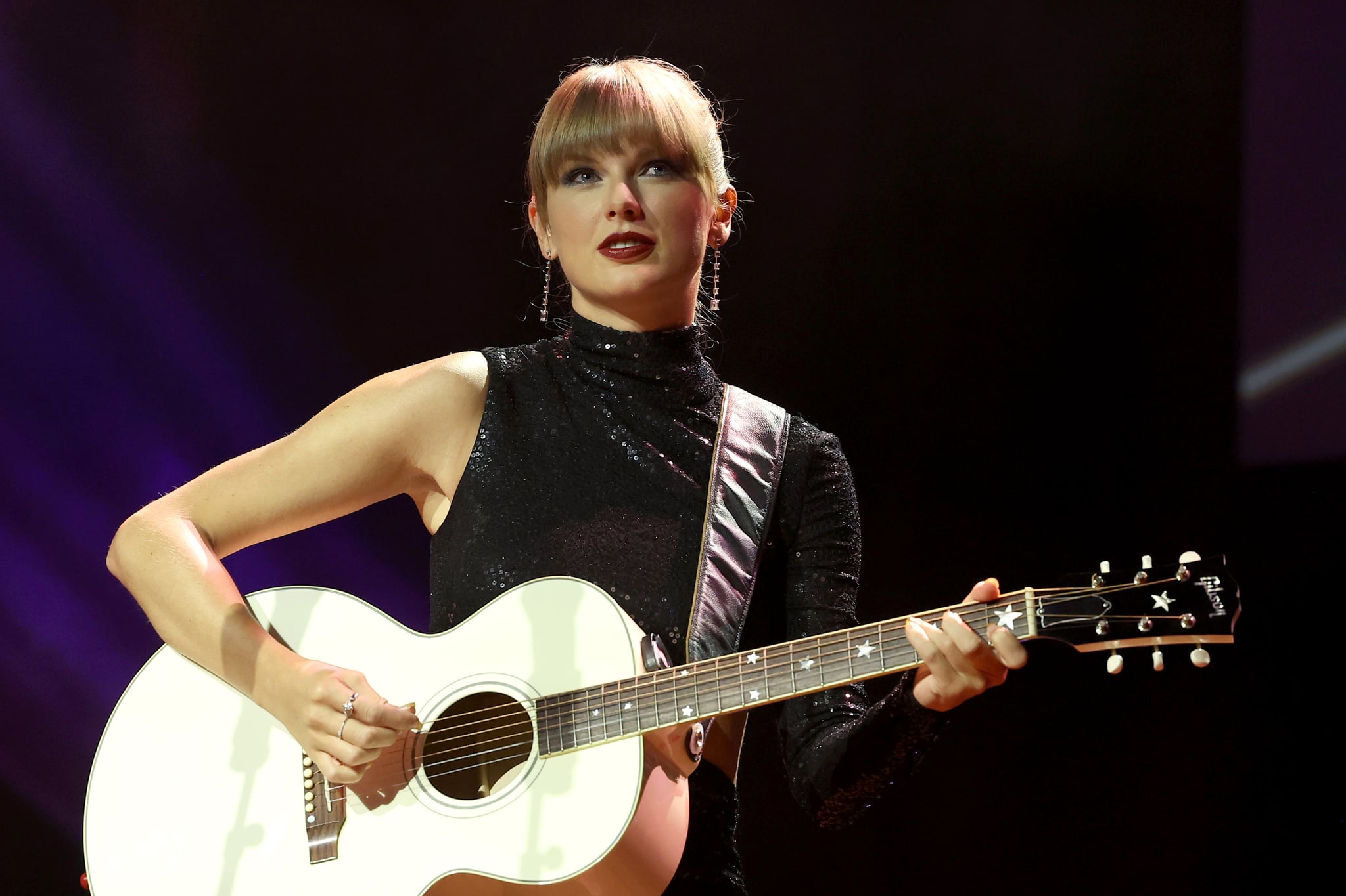 NASHVILLE, TENNESSEE - 20 SEPTEMBRE : NSAI Songwriter-Artist of the Decade honoree, Taylor Swift se produit sur scène lors des NSAI 2022 Nashville Songwriter Awards au Ryman Auditorium le 20 septembre 2022 à Nashville, Tennessee.  (Photo de Terry Wyatt/Getty Images)