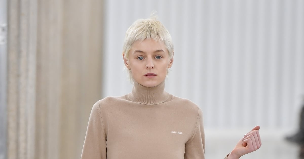 Emma Corrin parcourt la piste Miu Miu en culotte à sequins