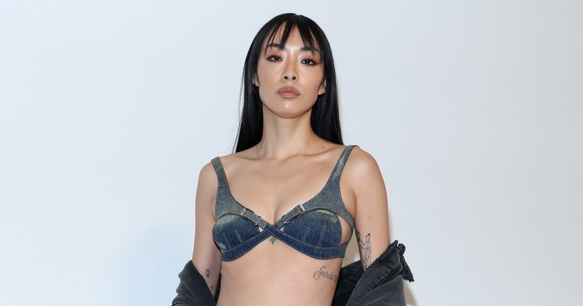Le soutien-gorge en jean et la jupe taille basse de Rina Sawayama chez Givenchy