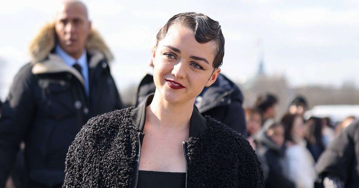 Maisie Williams porte des talons à boucle à la Fashion Week de Paris