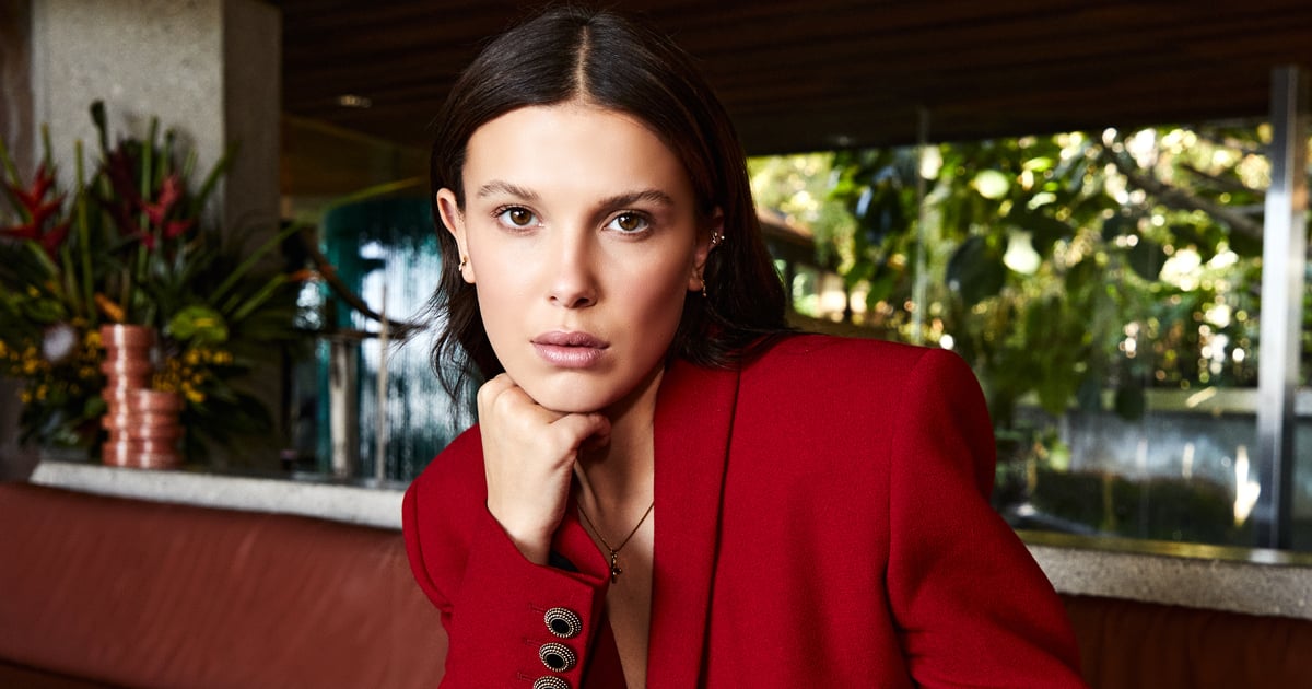 Millie Bobby Brown porte une minijupe rouge pour Essentia