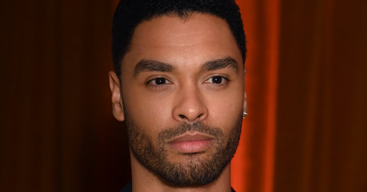 Regé-Jean Page est torse nu à la première de Donjons et Dragons