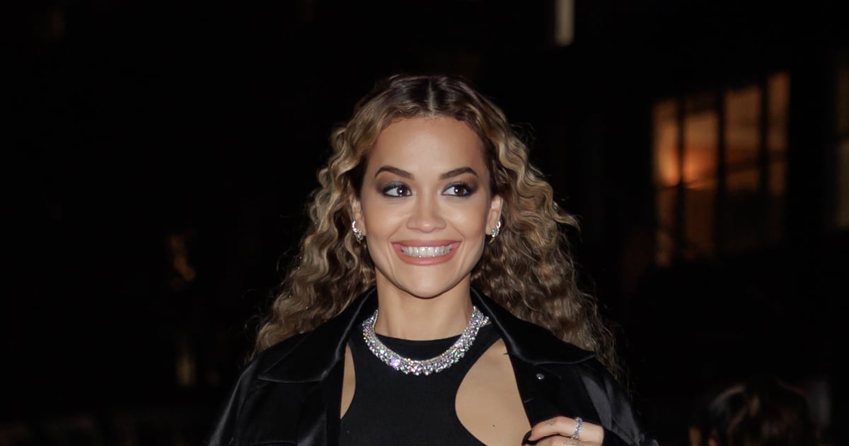 Rita Ora montre Underboob dans un haut court en tricot