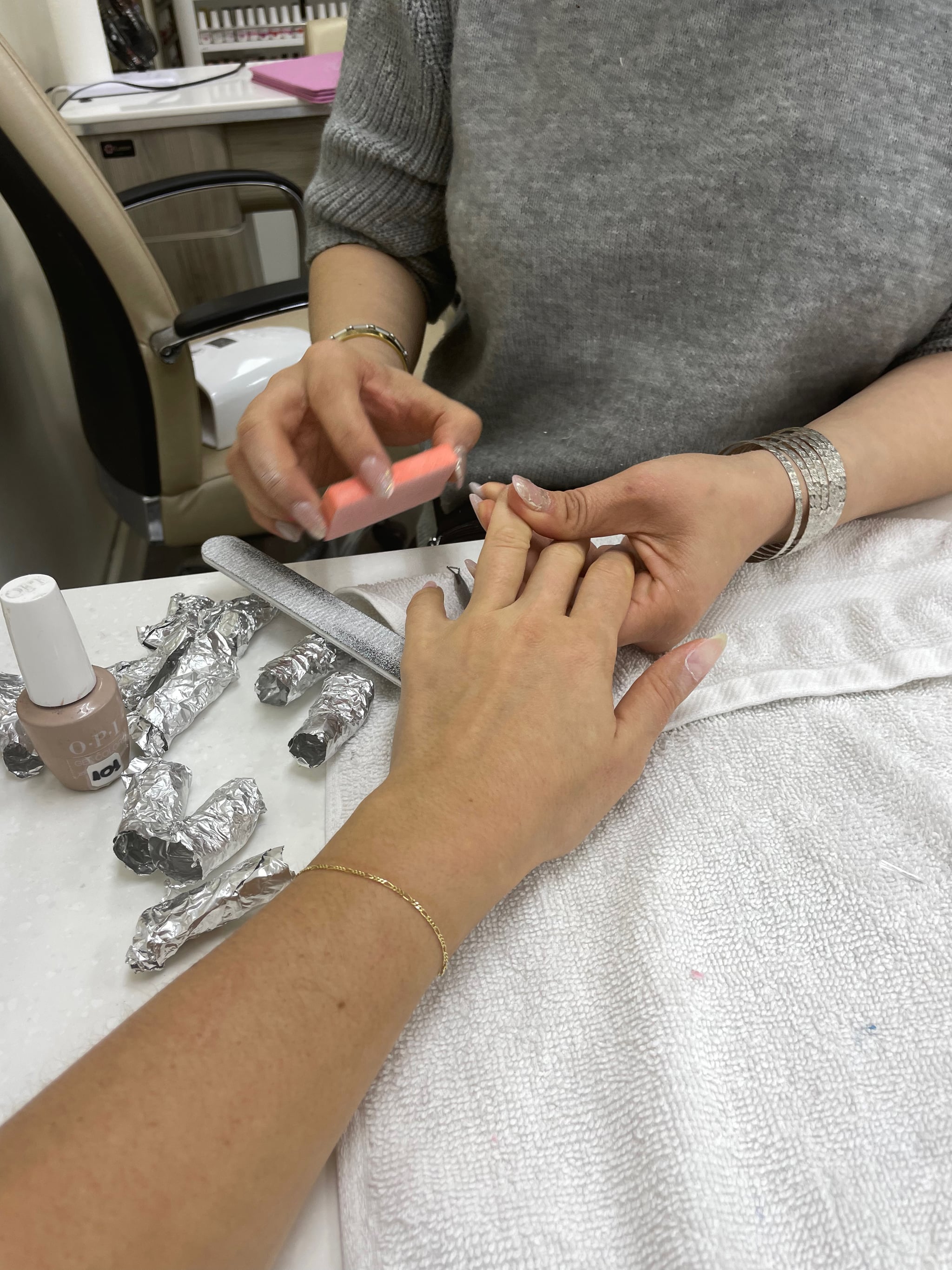 Expérience d'éditeur d'ongles de fille riche