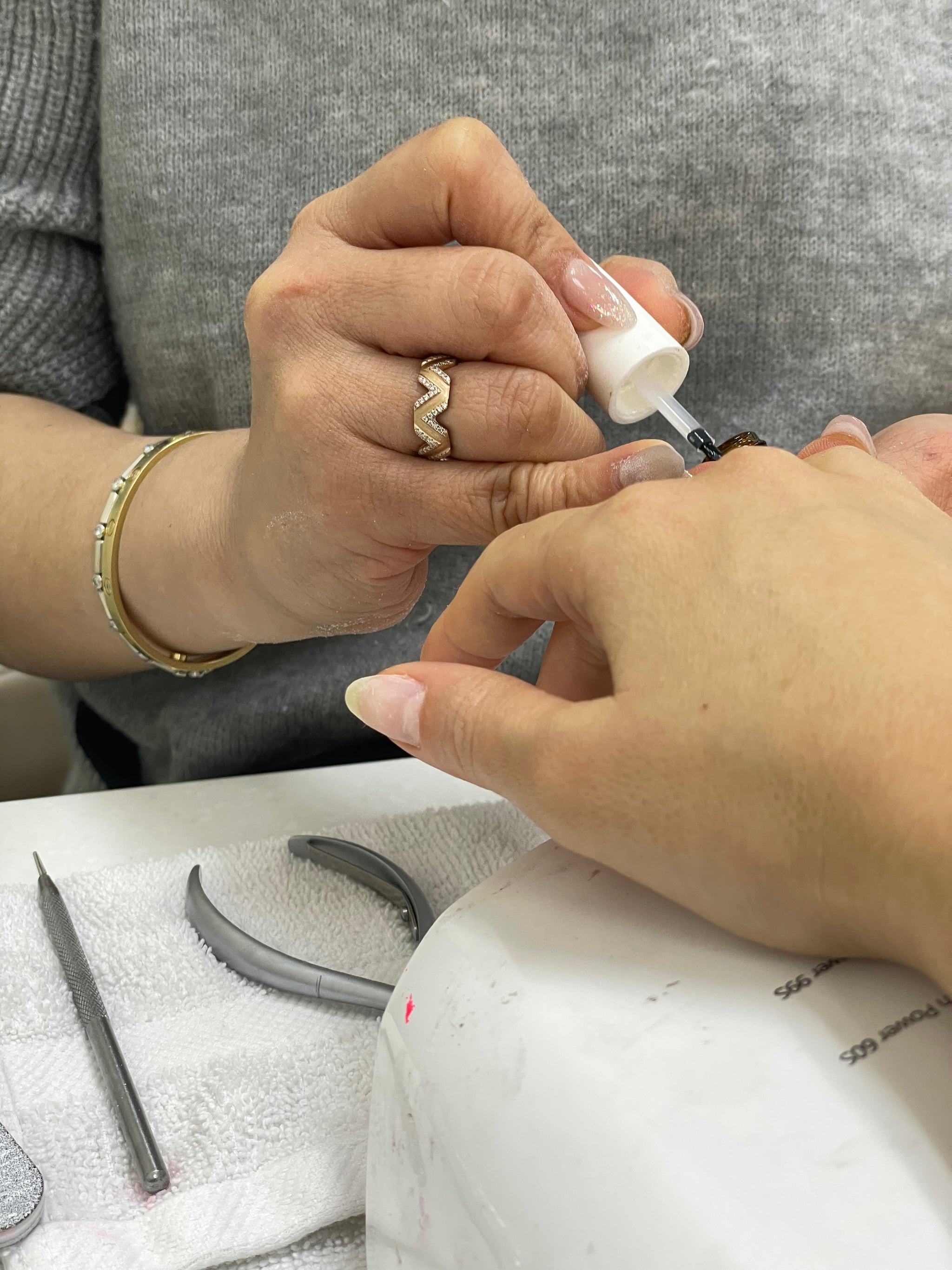 Expérience d'éditeur d'ongles de fille riche