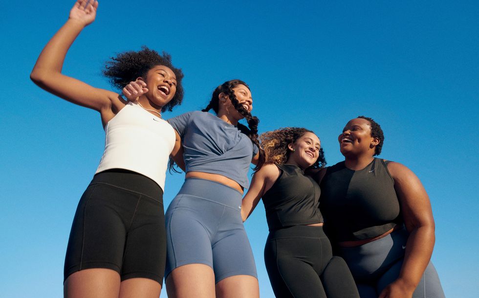quatre modèles avec différents types de corps portent des shorts d'époque de nike pour illustrer une histoire sur le lancement des shorts d'époque nike 2023