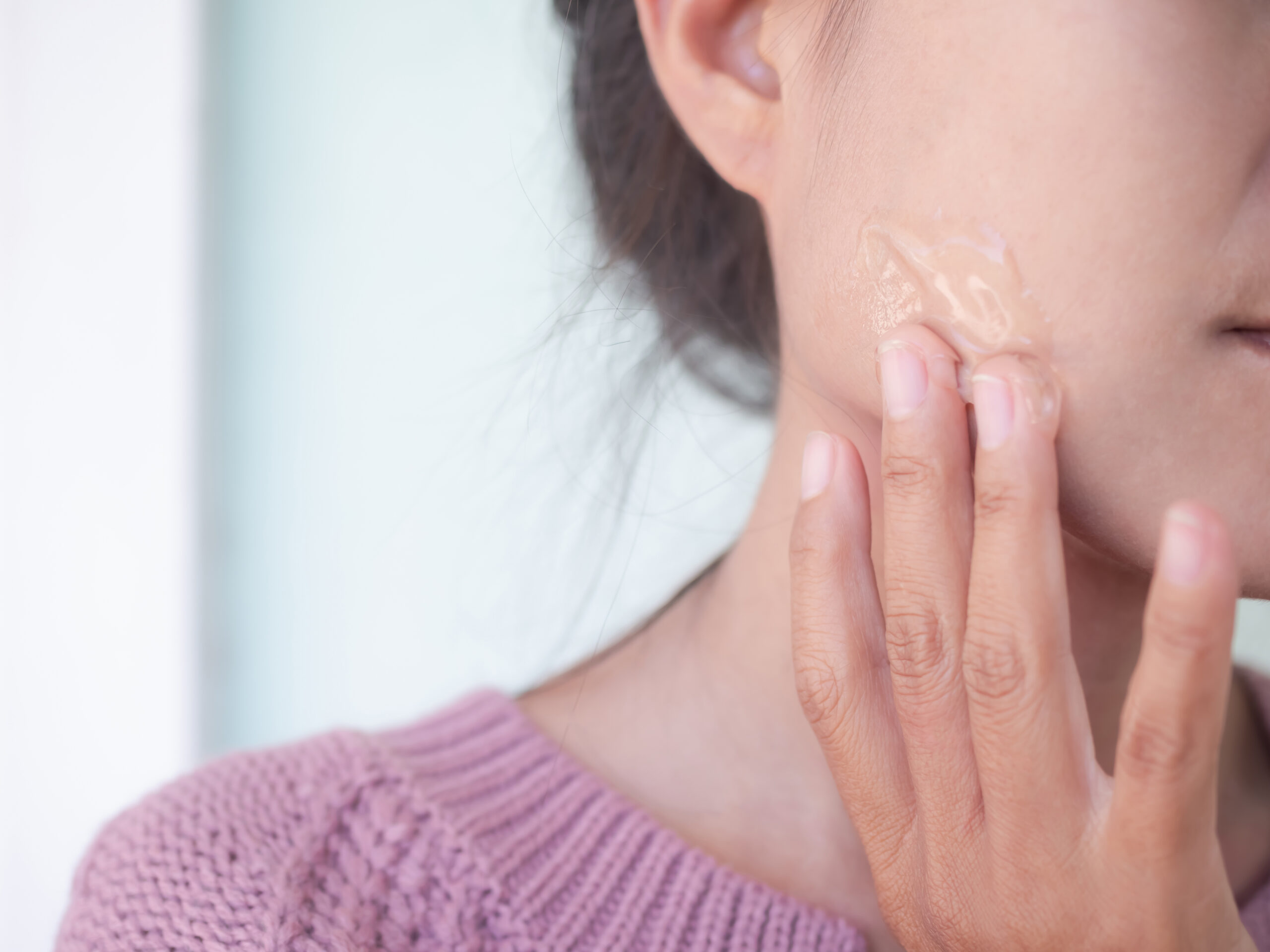 Shoppers Insist This $9 Aloe Vera Gel Soothes Sunburns Overnight & They’re Calling It ‘Nature’s Moisturizer’