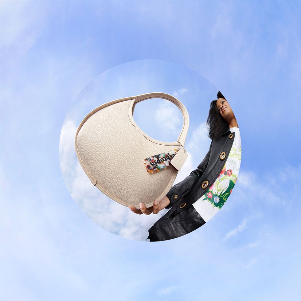 un modèle tient un sac cooachtopia dans un guide du lancement du sac coachtopia