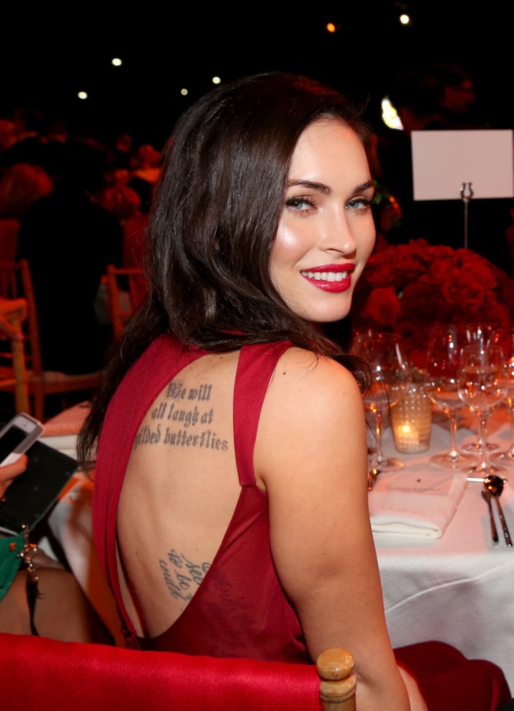 Grand tatouage latéral de citation de Megan Fox