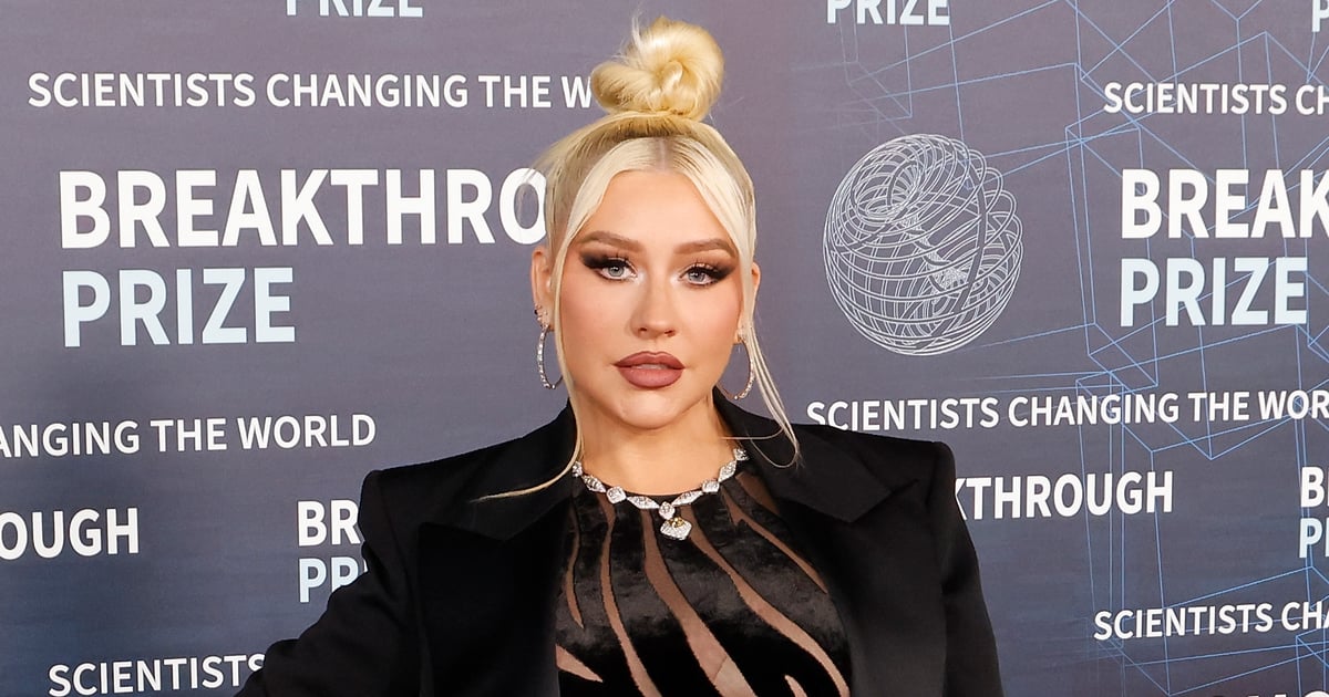 Christina Aguilera porte une combinaison Versace transparente à imprimé zèbre