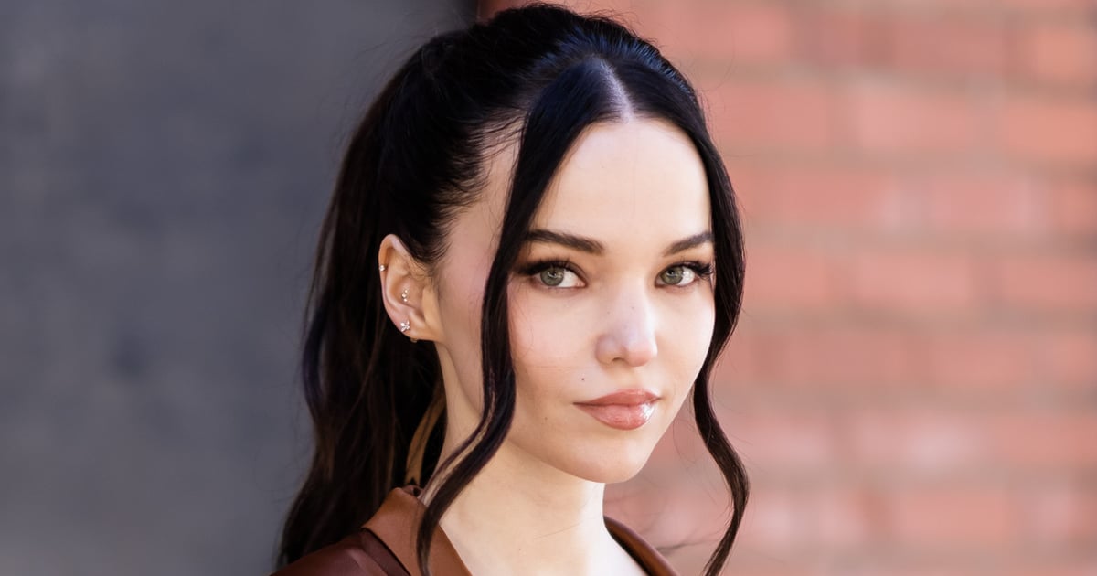 Dove Cameron montre ses tatouages ​​dans une robe à découpes Gucci noire