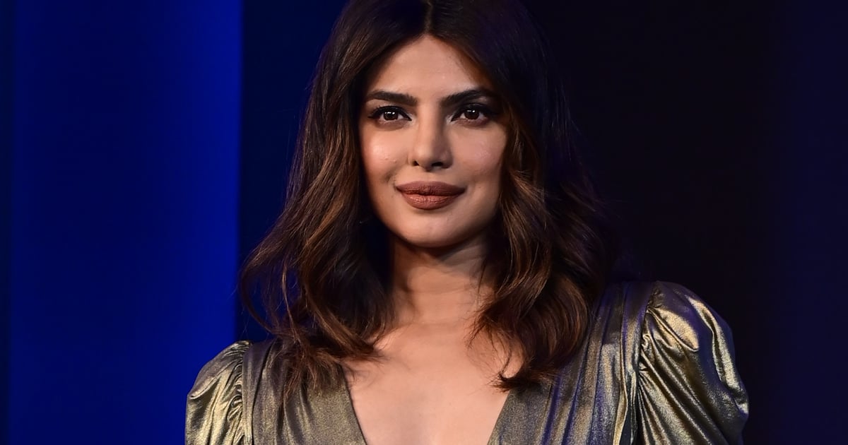 La robe plongeante métallisée dorée de Priyanka Chopra avec un nœud