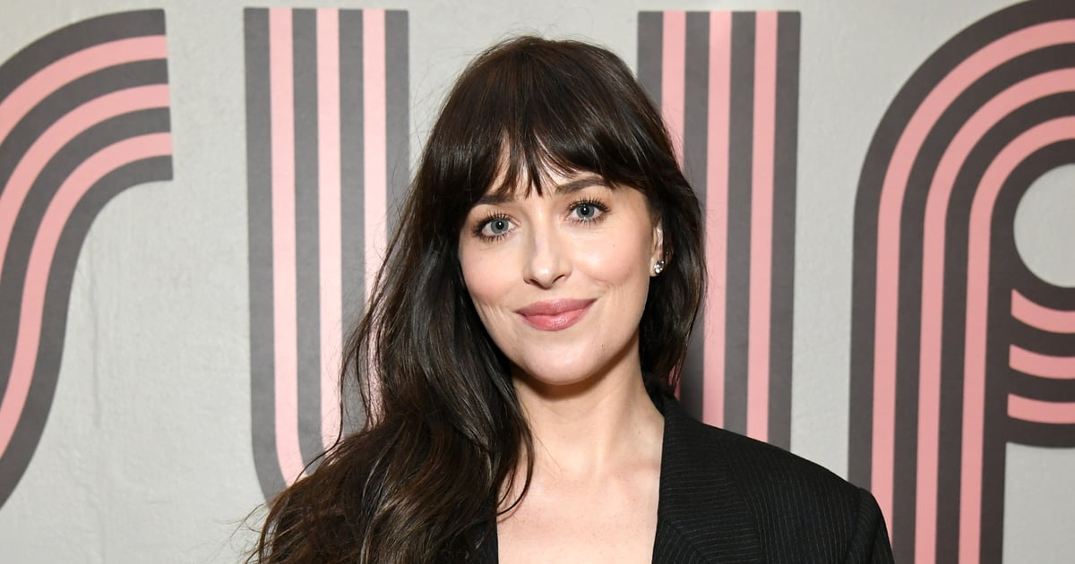 Le costume plongeant de Dakota Johnson lors de la projection du slip