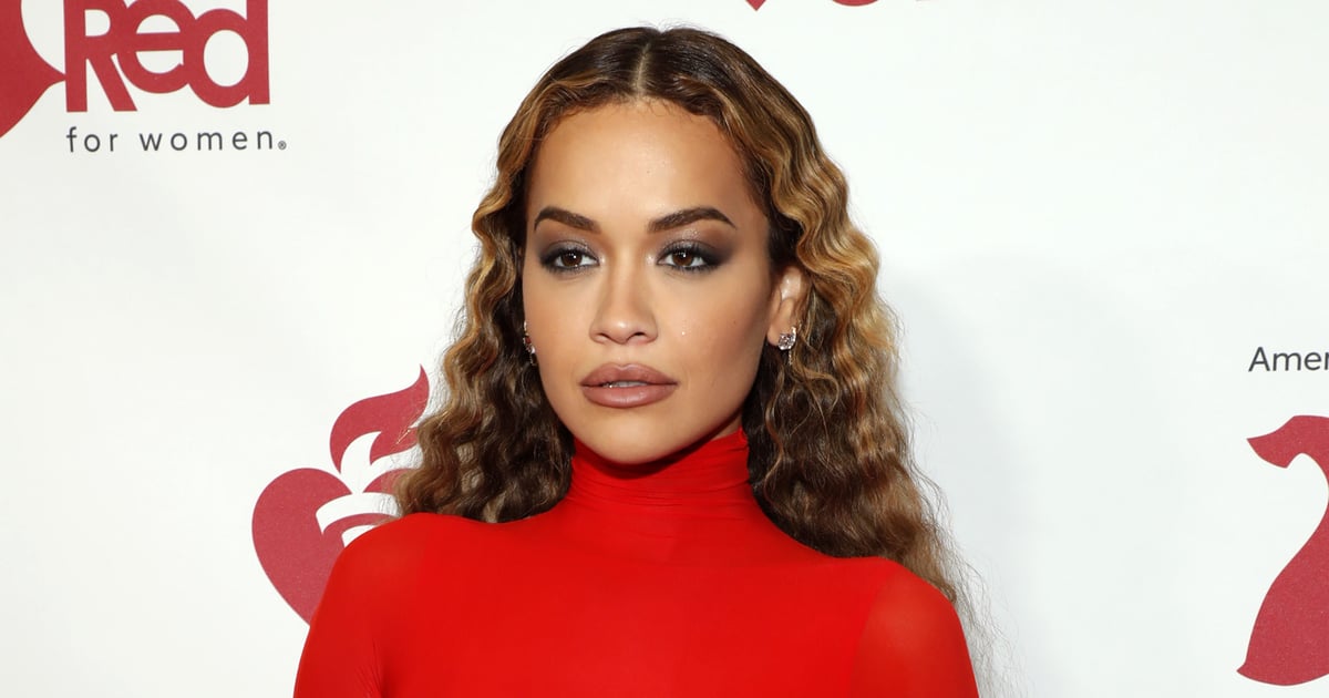 Le soutien-gorge breveté David Koma de Rita Ora pour vous féliciter Vidéo