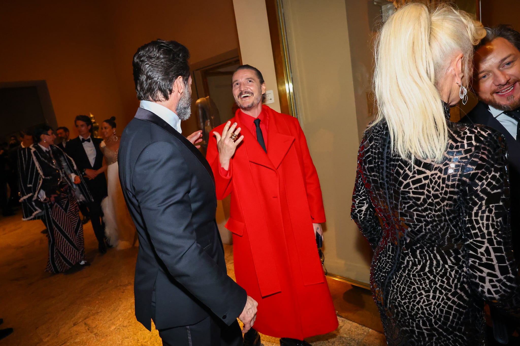 NEW YORK, NEW YORK - 01 MAI : Pedro Pascal (C) assiste au gala du Met 2023 célébrant 