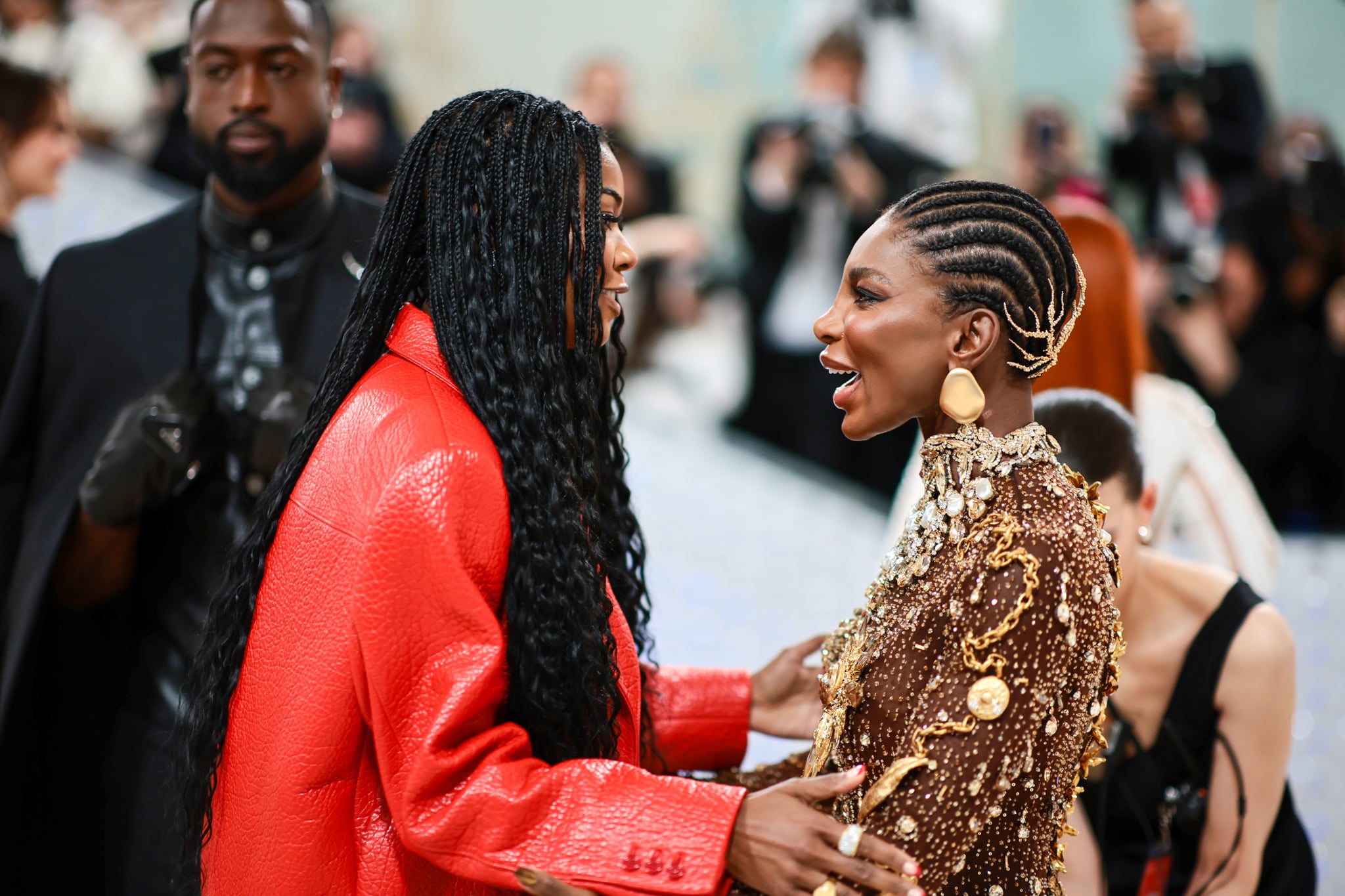 NEW YORK, NEW YORK - 01 MAI : (LR) Gabrielle Union et Michaela Coel assistent au gala du Met 2023 célébrant 