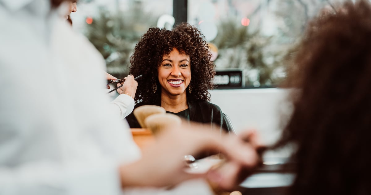 Dois-je me laver les cheveux avant une coupe de cheveux ?