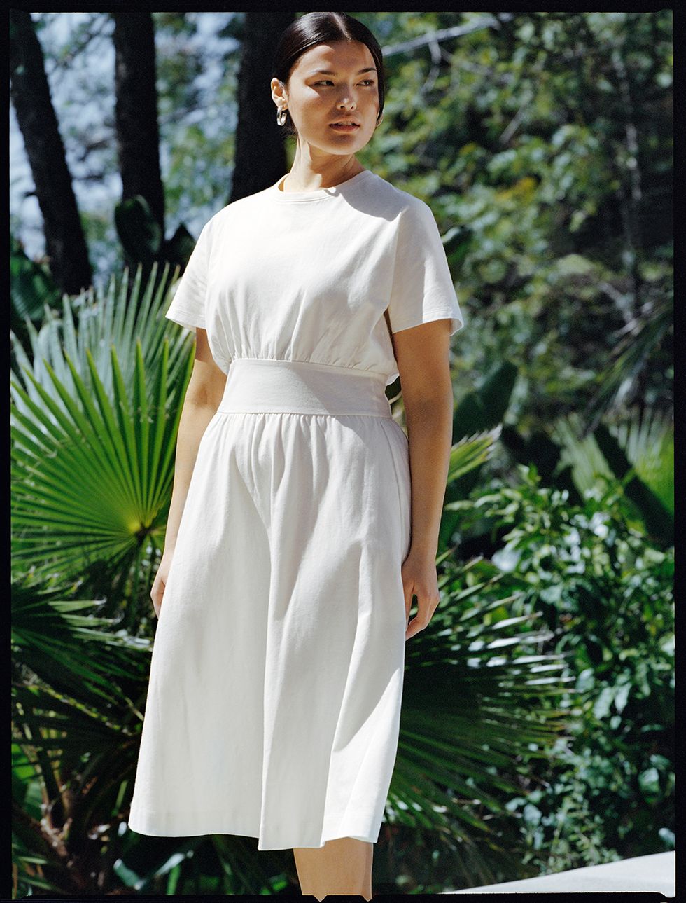 Lancement des robes Everlane 2023 un mannequin porte une robe t-shirt blanche du lancement des robes everlane 2023