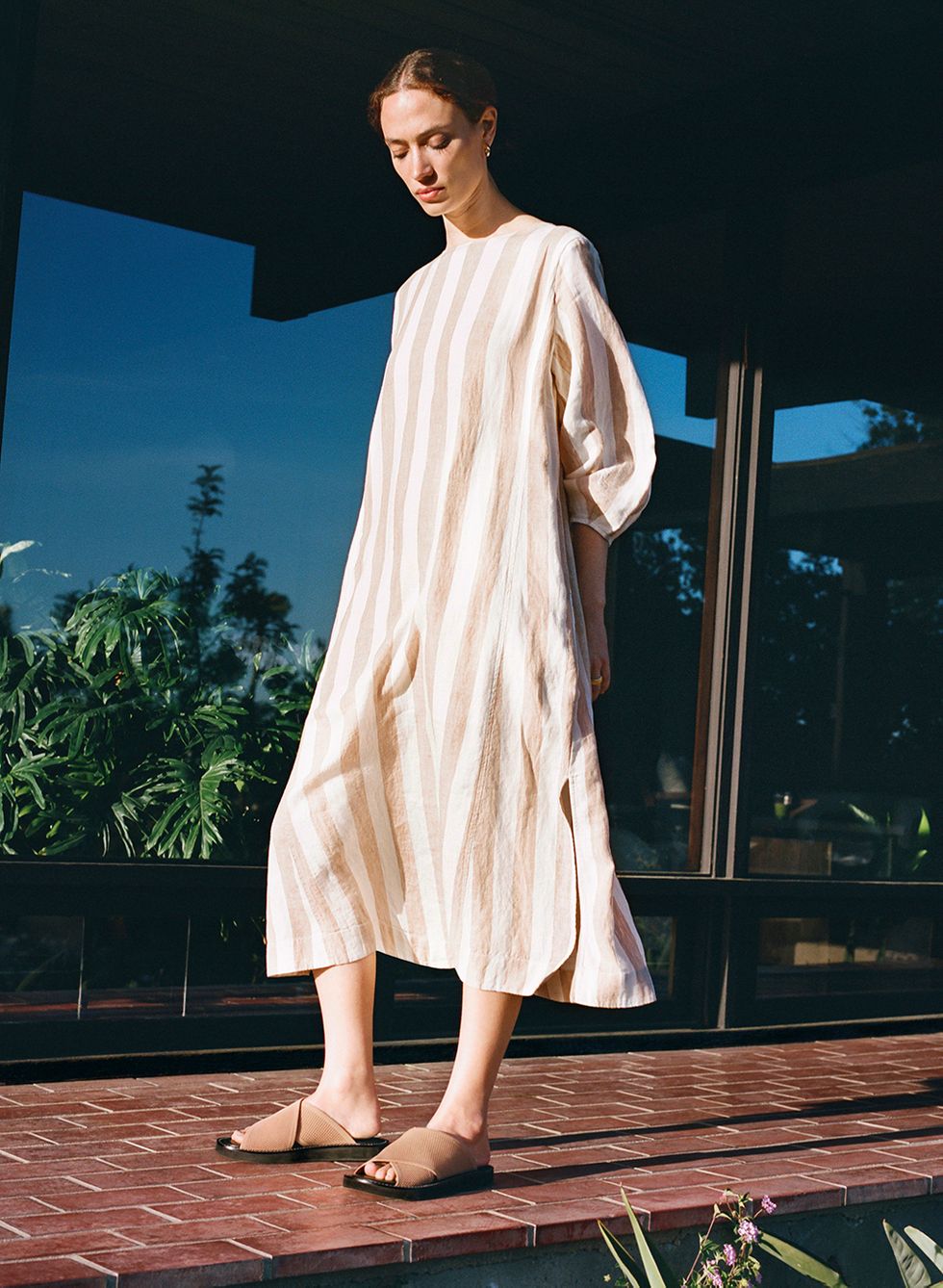 Lancement des robes Everlane 2023 un mannequin porte une robe rayée d'everlane dans un lancement de robes everlane 2023