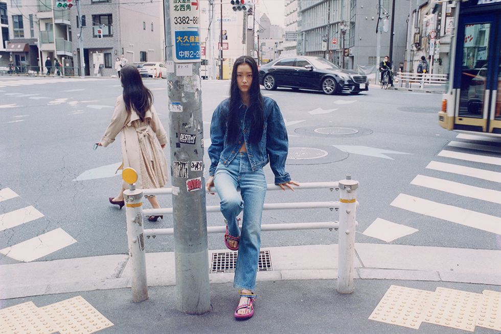 un mannequin porte la collaboration chloe x teva 2023