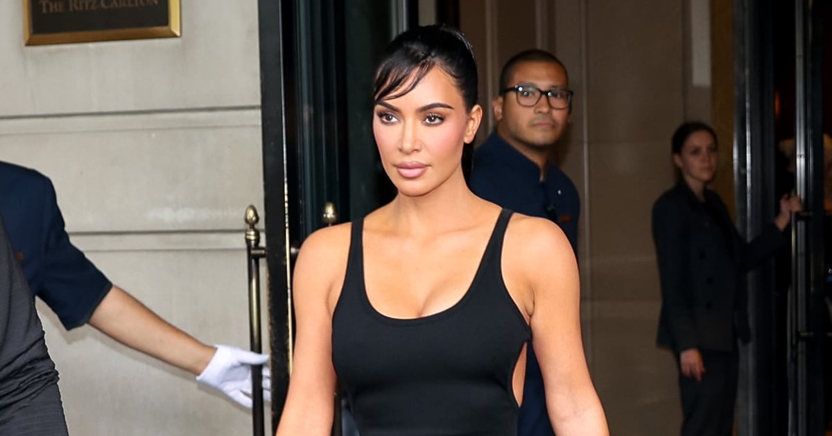 Kim Kardashian porte une robe Gucci à découpes sur les hanches à New York