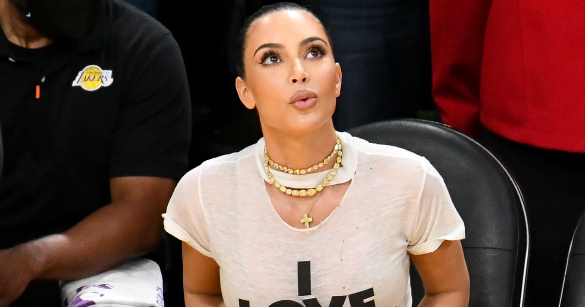 Le crop top "I Love Nerds" de Kim Kardashian au match des Lakers