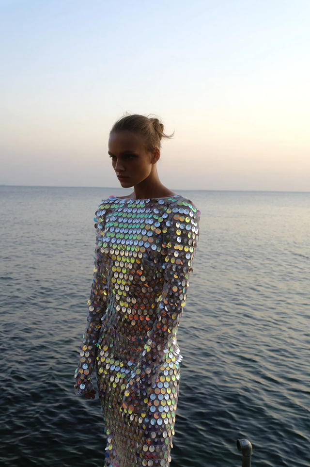 un mannequin porte une robe à sequins paillette dans un guide de la tendance mermaidcore resort 2022