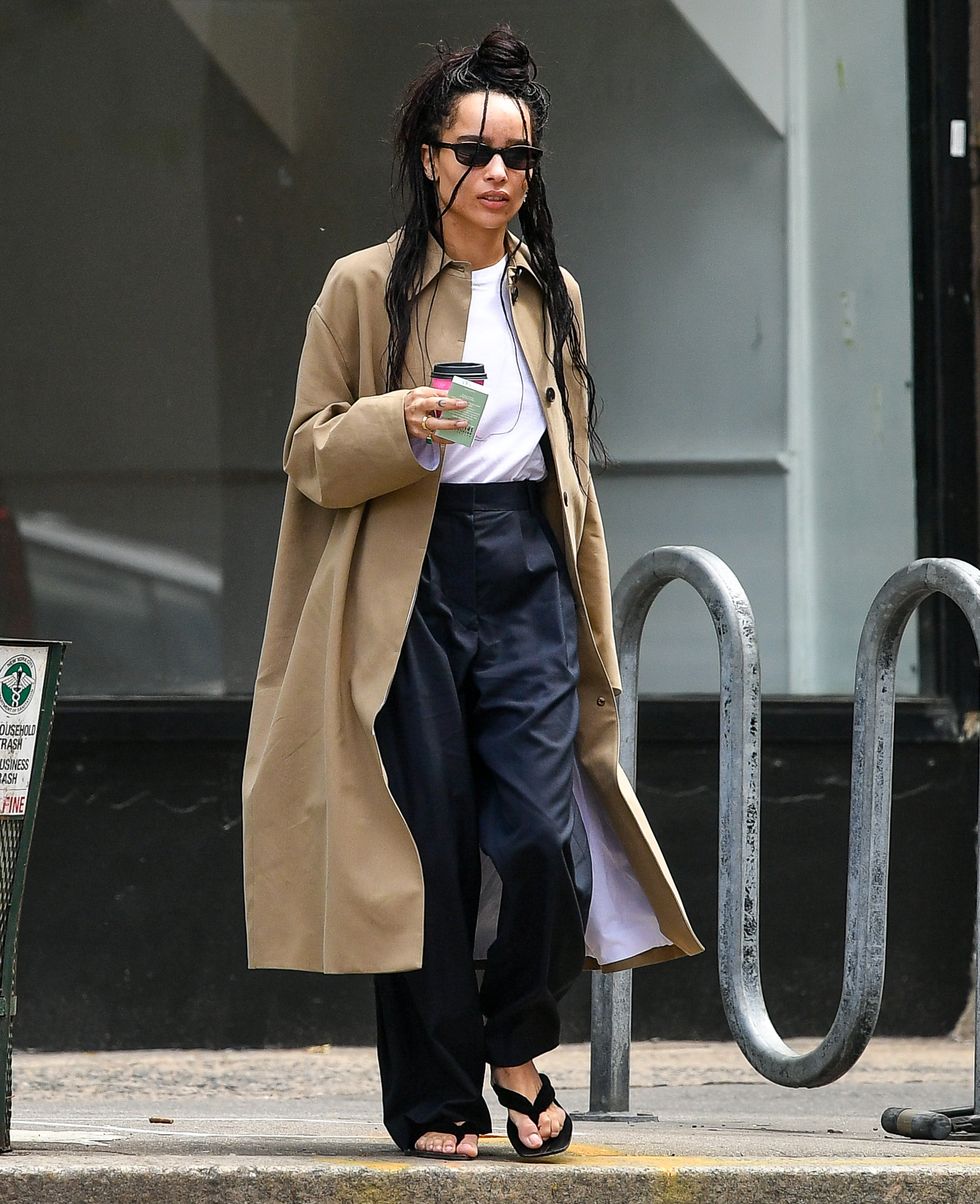 Zoe Kravitz porte des sandales noires au rang avec une tenue décontractée dans un article sur les sandales au rang