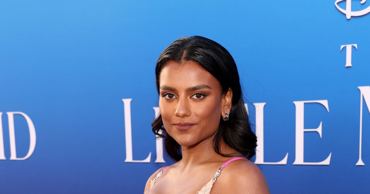 Simone Ashley en Versace rose à la première de La Petite Sirène