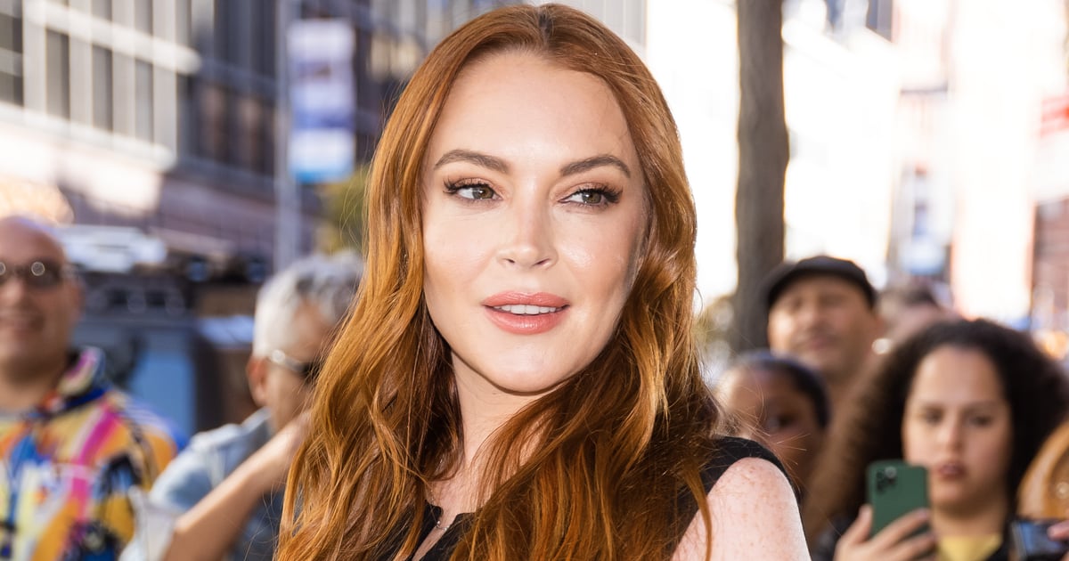 Lindsay Lohan porte une robe de maternité blanche à une épaule