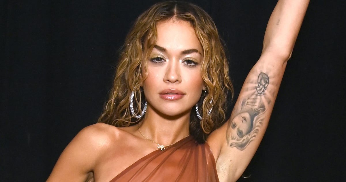 Rita Ora porte une robe rouge en latex liquide dans une publicité Porsche
