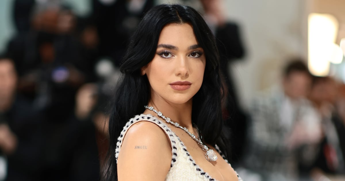 Dua Lipa portant un bikini à pois Versace La Vacanza